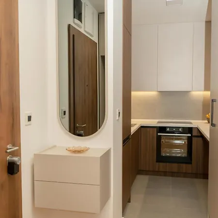 Skyline Free Parking Apartment